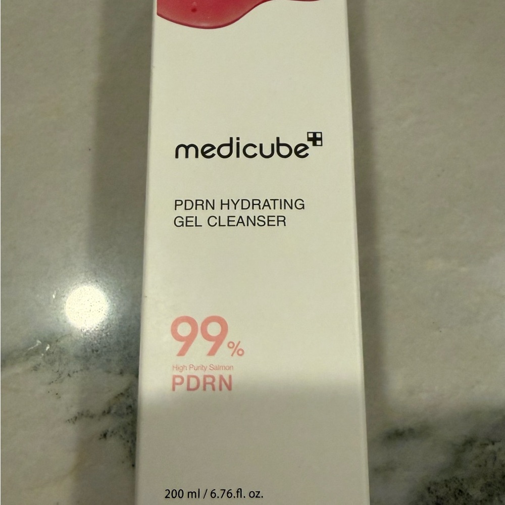 PDRN Hydrating Gel Cleanser - White and Pink